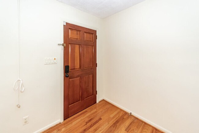 Building Photo - 453 Wade Hampton Dr