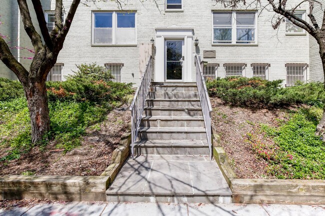 Building Photo - Stylish Condo in Hill East - Parking Space...