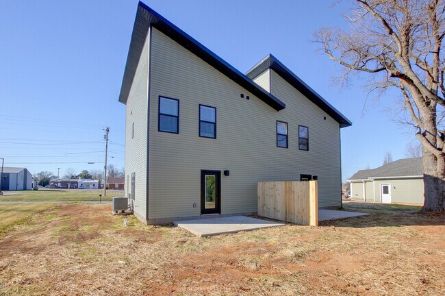 Building Photo - 102 Rosenwald St