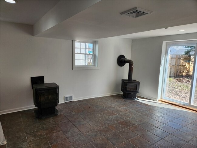 Building Photo - 206 Mason Ave