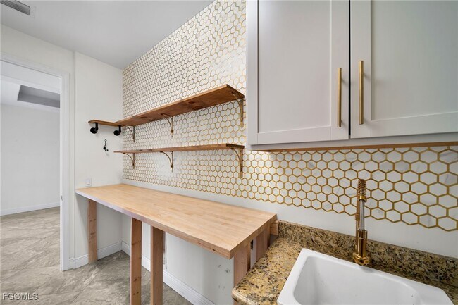 Building Photo - 3326 SW 8th St