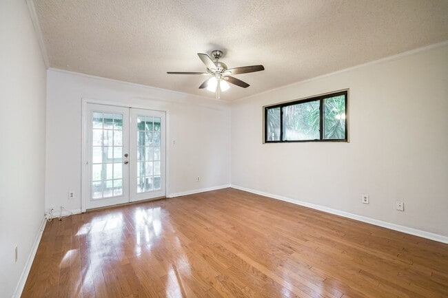 Building Photo - NEW PRICE! 3/2 Palm Harbor Townhouse