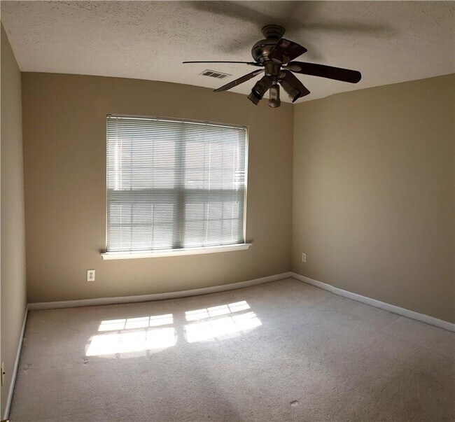 Building Photo - 204 Wild Flower Ln