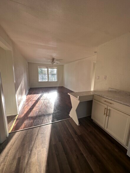 Building Photo - 705 W Circle Dr