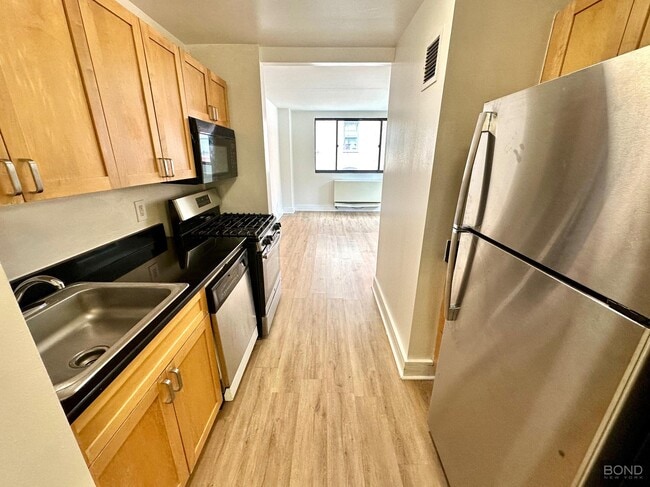 Building Photo - 323 W 96th St