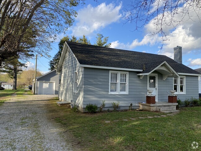 Building Photo - 819 E Cedar St