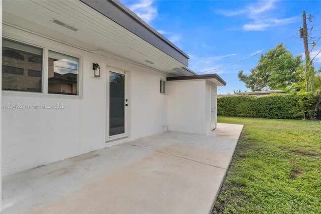Building Photo - 5520 SW 91 Ave