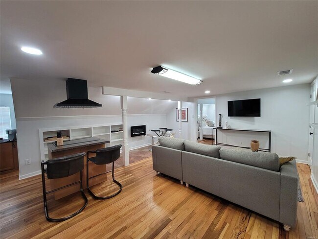 Building Photo - 2137 Madison Ave