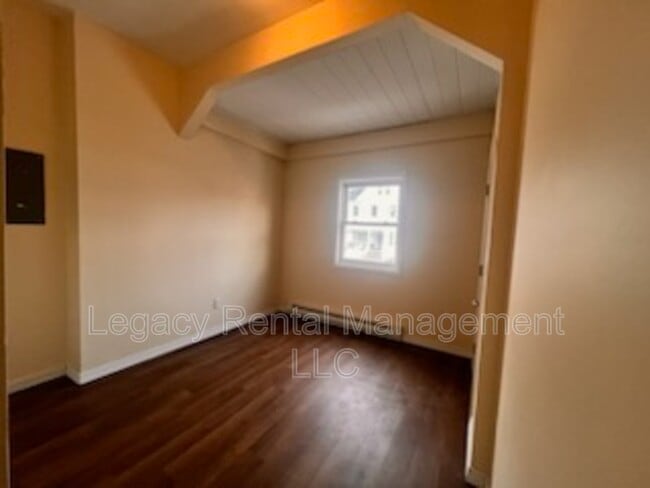 Building Photo - 116 E Broad St