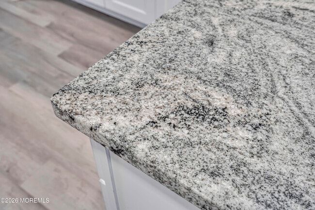 Building Photo - 527 Bangs Ave