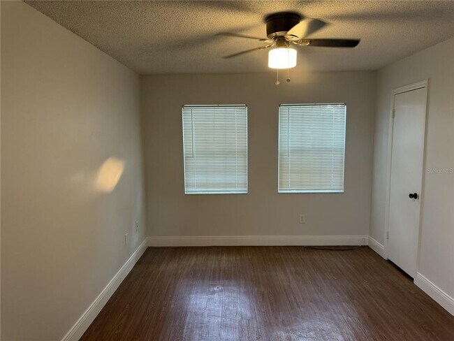 Building Photo - 726 Edgewater Dr