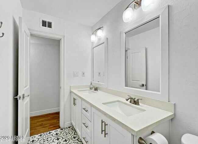 Building Photo - 1415 W 7th St