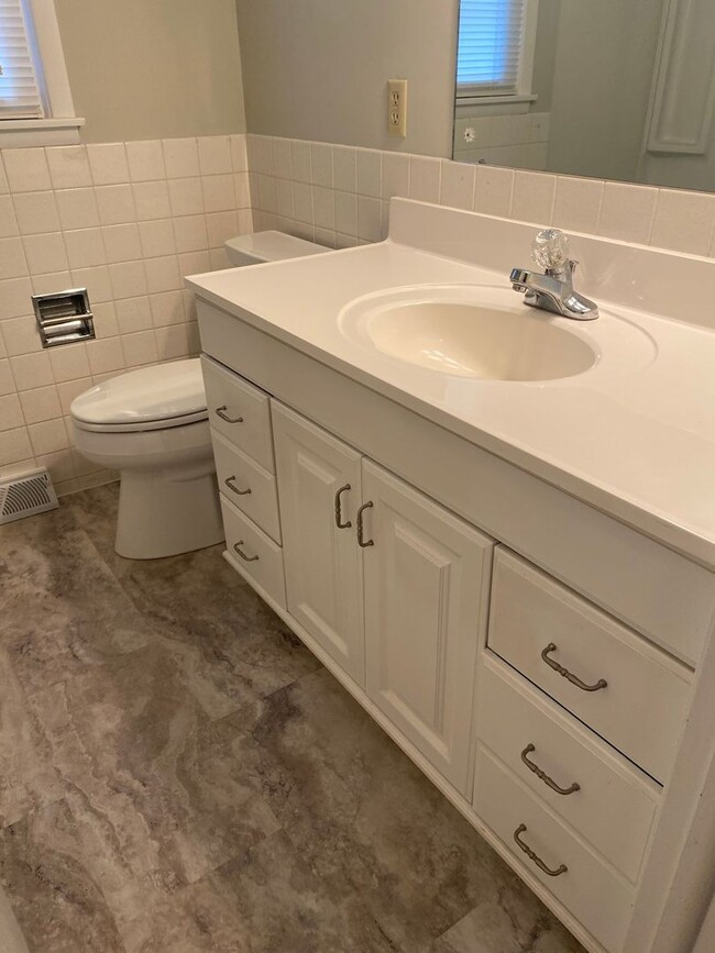 Building Photo - Spacious Duplex in Great Location