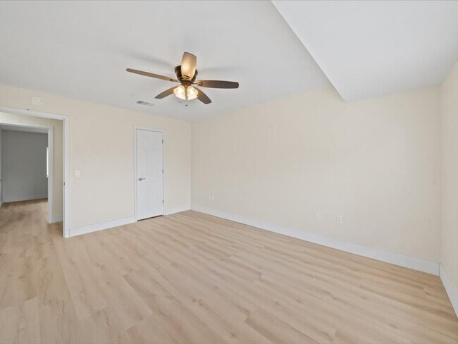 Building Photo - 1100 Hooper Ave NE