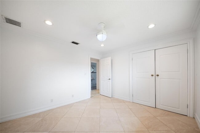 Building Photo - 16770 Lakeview Ct