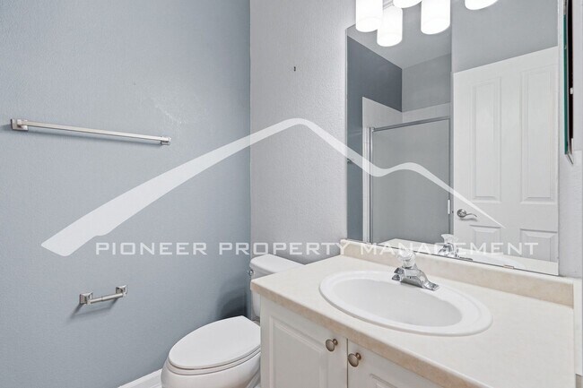 Building Photo - Spacious Condo with Central AC and Washer/Dryer