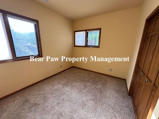 Building Photo - Beautiful Condo in Genesee!!