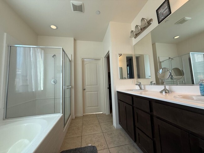 Building Photo - Charming 3-Bedroom Home in Gated Canyon Co...