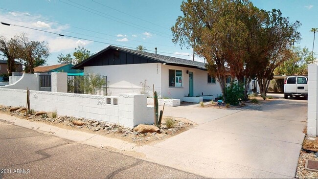 Building Photo - Remodeled 2 bedroom 1 bath!