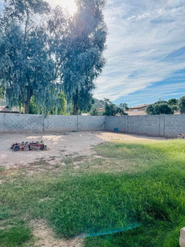 Building Photo - COMING SOON! 3 Bedroom/ 2 Bath with Conven...