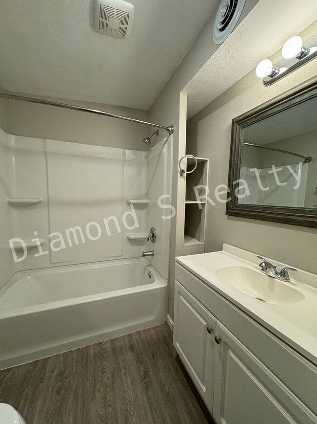 Building Photo - Country Setting!  2 Bed/2 Bath Home