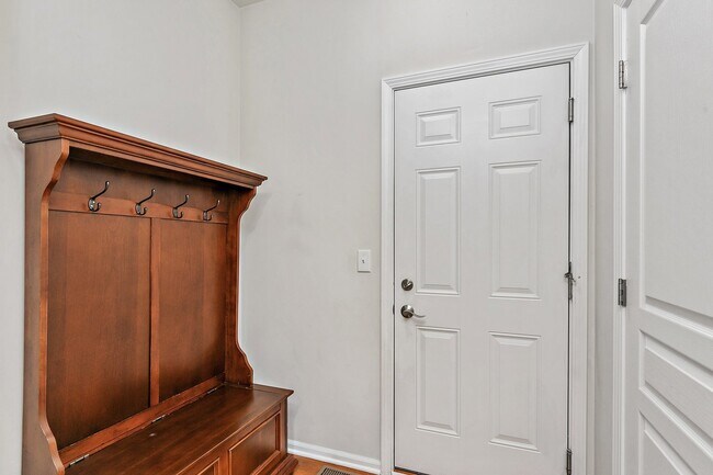 Building Photo - 3557 Crestwood Ln