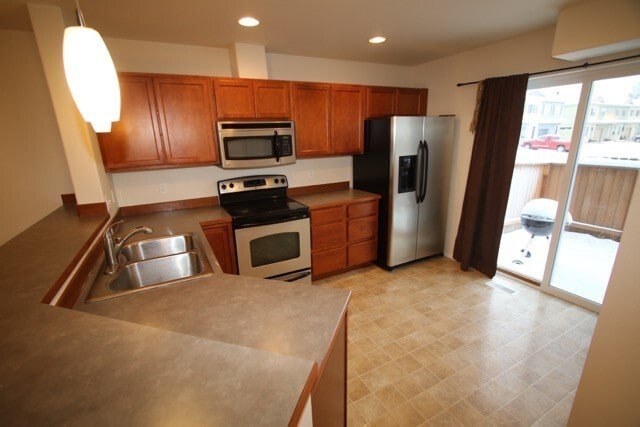 Building Photo - 3 Bedroom Condo close to JBER w/ Fenced Backyard!
