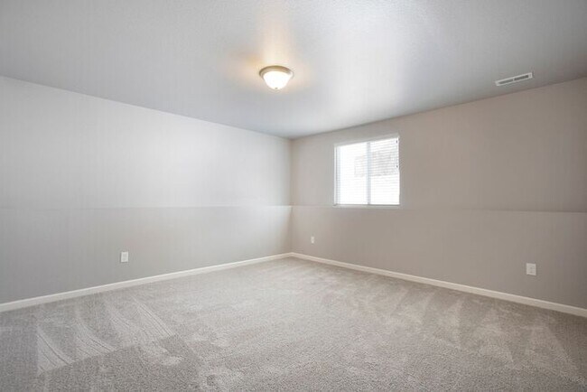 Building Photo - 17544 Silver Maple St