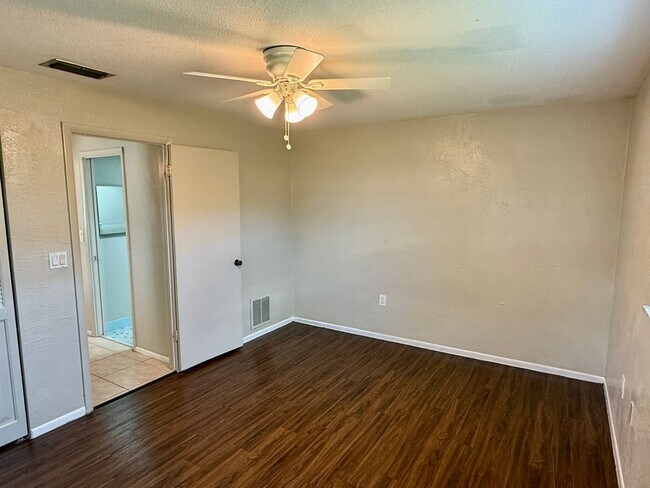 Building Photo - Beautiful Palm Harbor 2/2 Located on Peace...