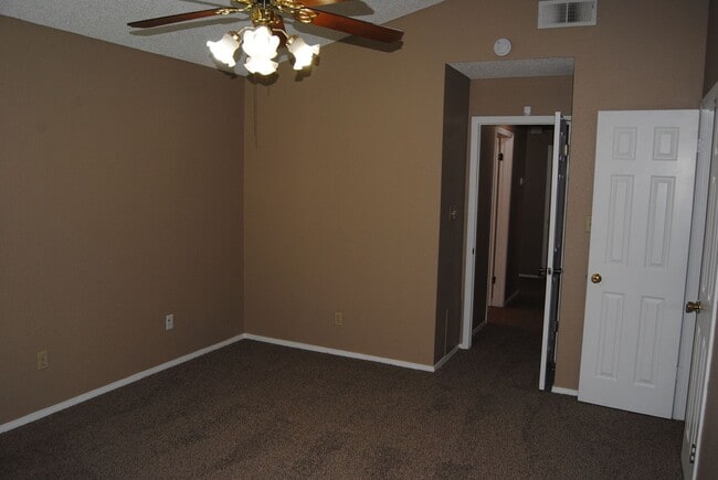 Building Photo - 9400 Huntsman Oak Ct