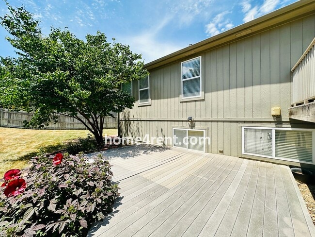 Building Photo - Four Bedroom Olathe Home in a Quiet Neighb...
