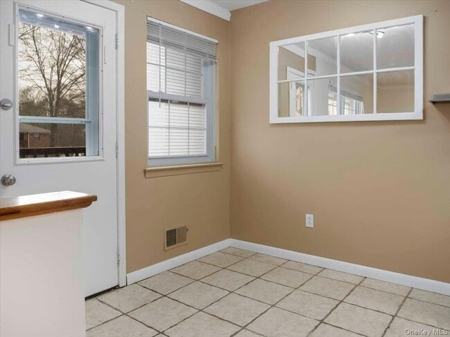 Building Photo - 430 Somerset Dr