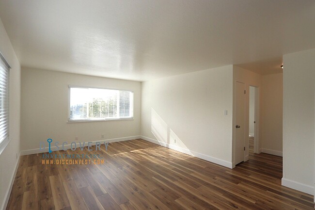 Building Photo - 1130 Wellington St