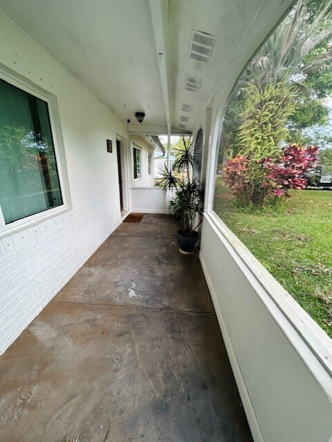 Building Photo - 1301 SE Sandpiper Ln