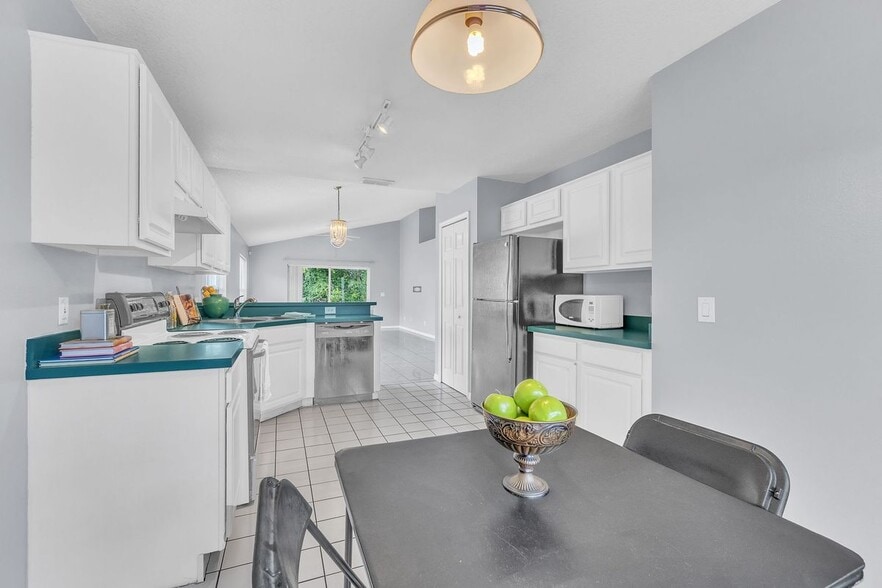 Building Photo - 4454 King Edward Dr