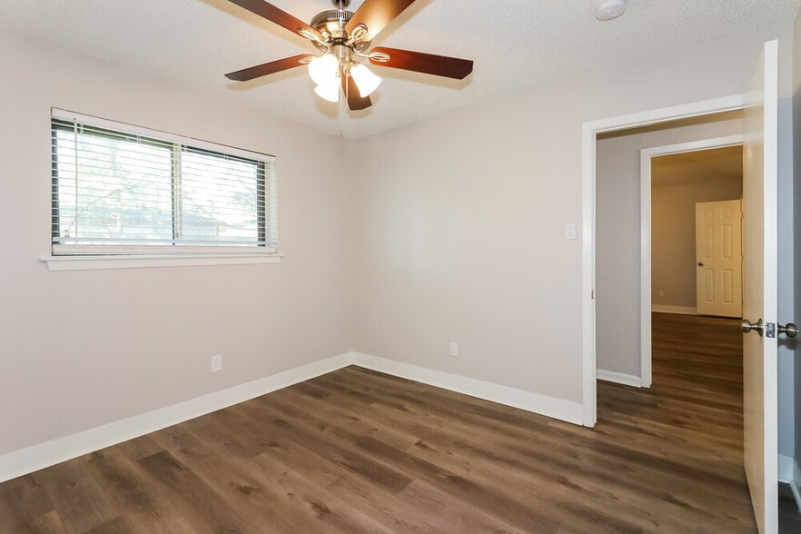 Building Photo - 2118 Maple Cir