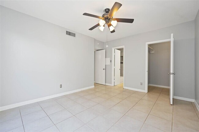 Building Photo - 2822 Briarhurst Dr