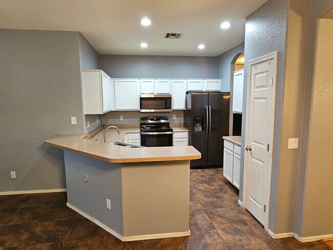 Building Photo - Great 1670 sq ft 4 bd 2 bathroom home in l...