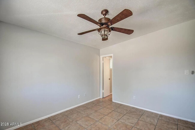 Building Photo - 1612 E Gaylon Dr