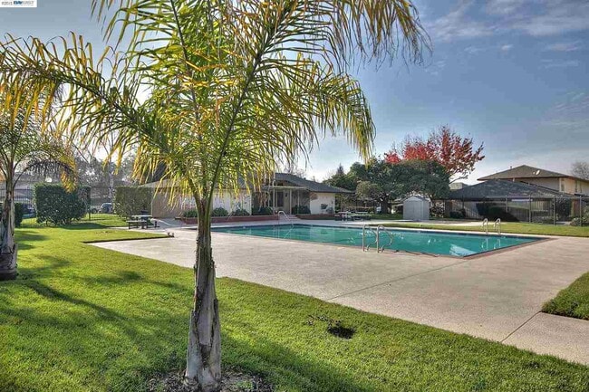 Building Photo - For Rent – Charming 2BR single level condo...