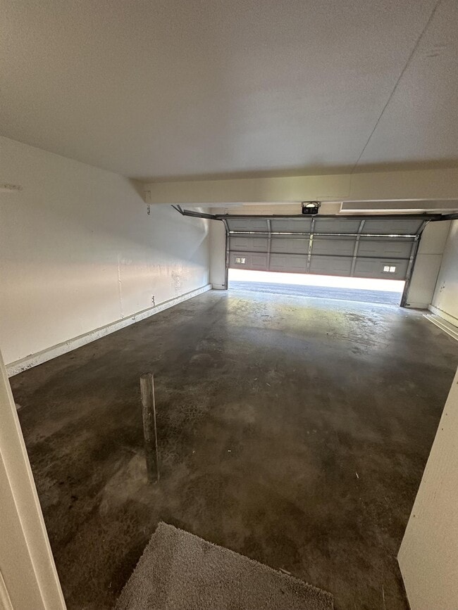 Building Photo - 9940 Highland Ave