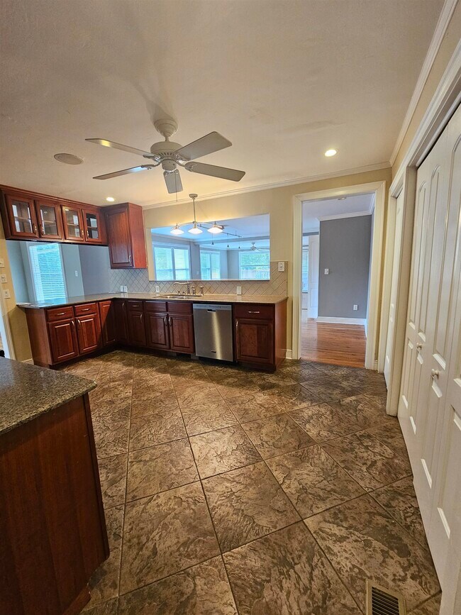 Building Photo - 850 Brookwood Dr