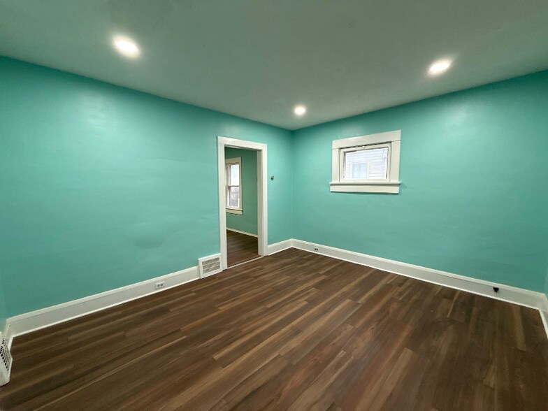 Building Photo - 4111 E 59th St