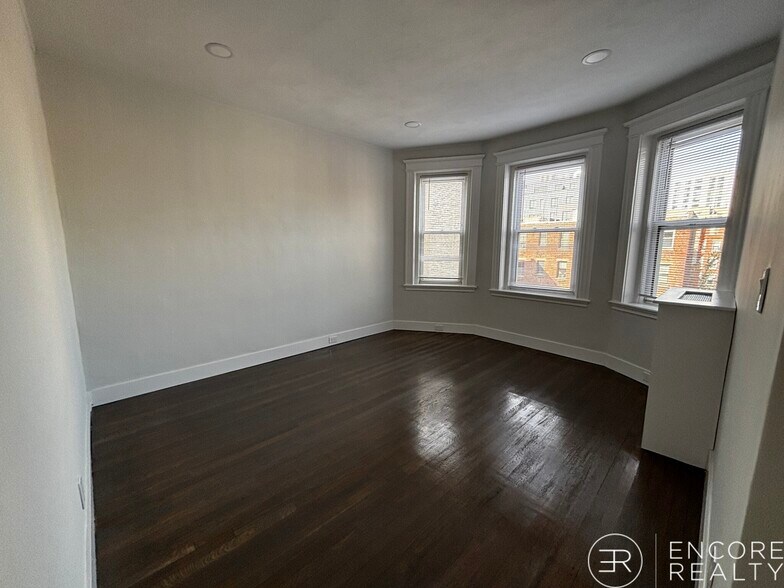 Building Photo - 65 Park Dr