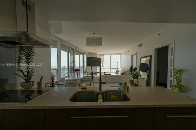 Building Photo - 495 Brickell Ave