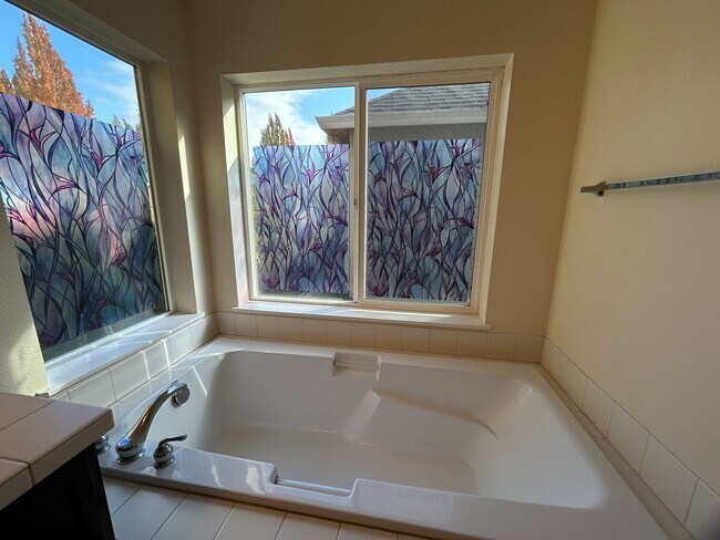 Building Photo - Spacious 4 Bedroom (plus den), 3 Bath Home...