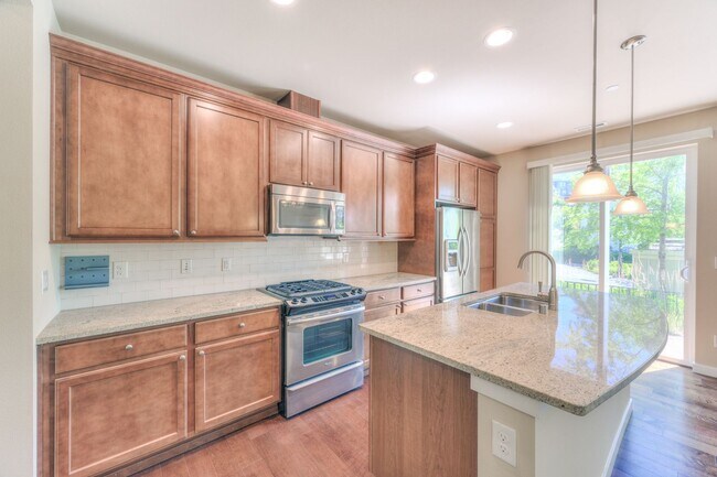 Building Photo - Spacious Brick and Wood Home in Issaquah