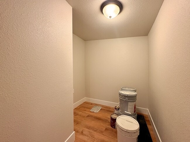 Building Photo - Beautiful new studio in Roseville!