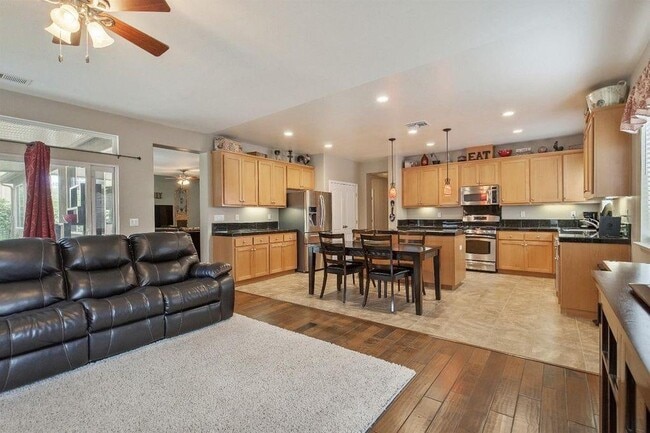 Building Photo - 2313 N Silvervale St