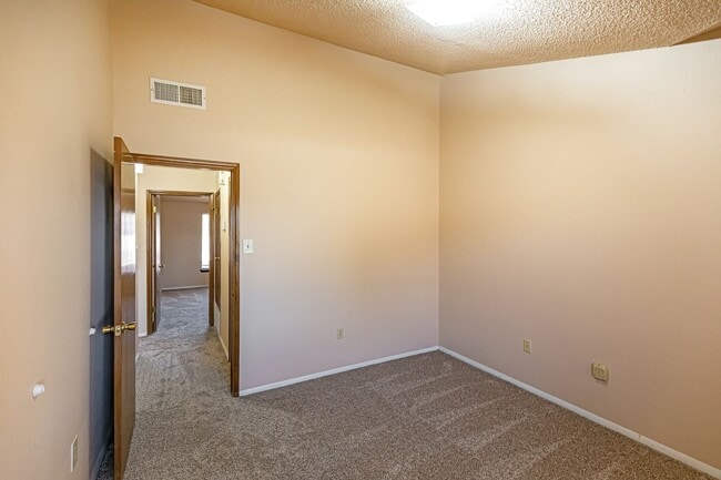 Building Photo - Super cute 2 bedroom townhouse!